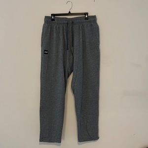 Mens Under Armour loose fit sweat pants. Lightly worn.